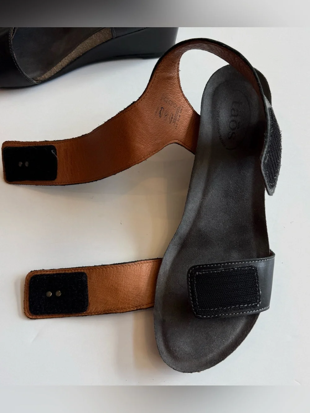 Taos Carousel 2 Women’s 9-9.5 EU 40 Black Leather Wedge Sandal Ankle Strap 3209